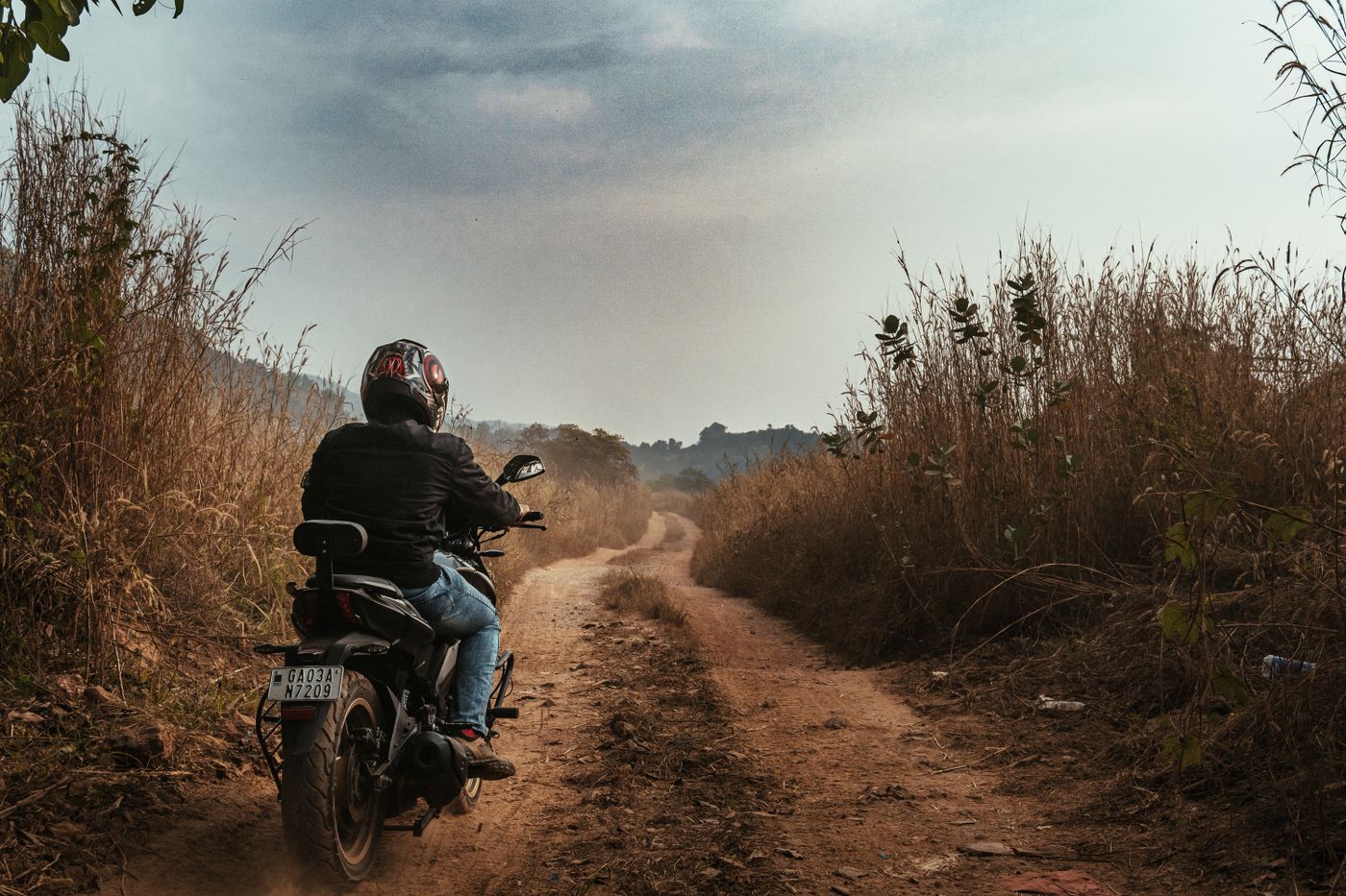 Motociclista na estrada
