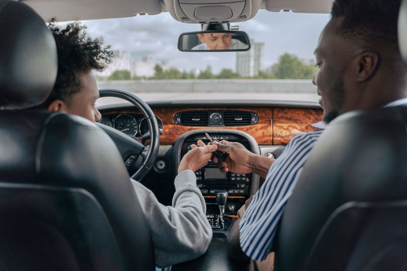 Aluna feliz no carro após conquistar a CNH